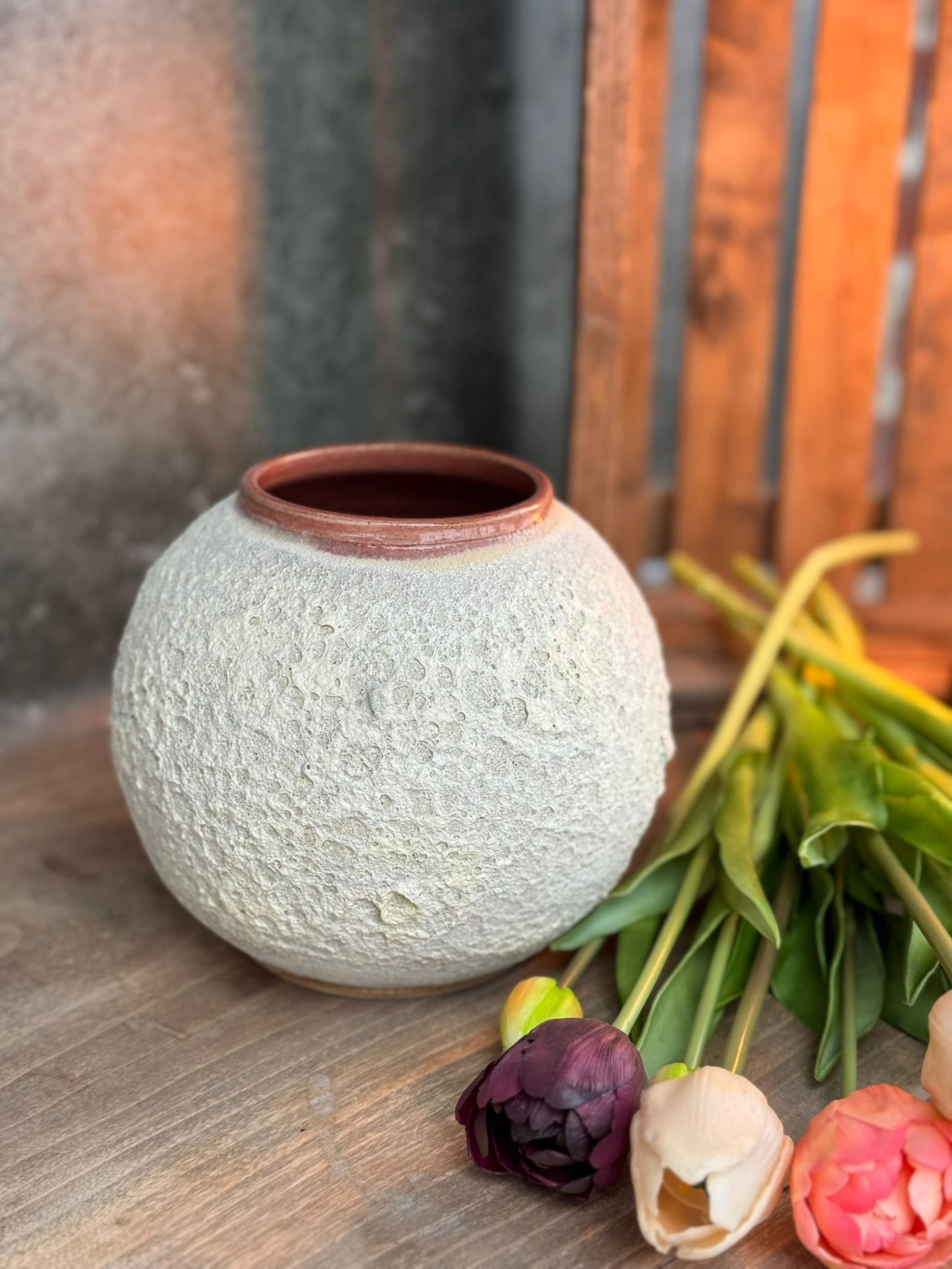 Bolle magma vaas met koraal halsje