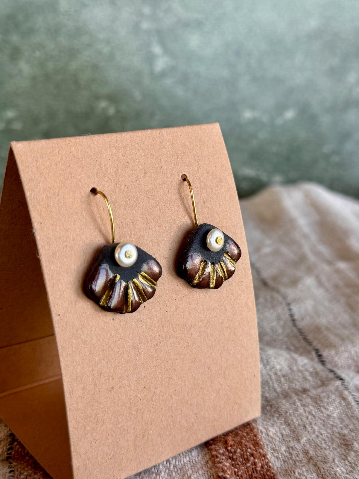 Oorring zwarte klei schelpje bordeaux