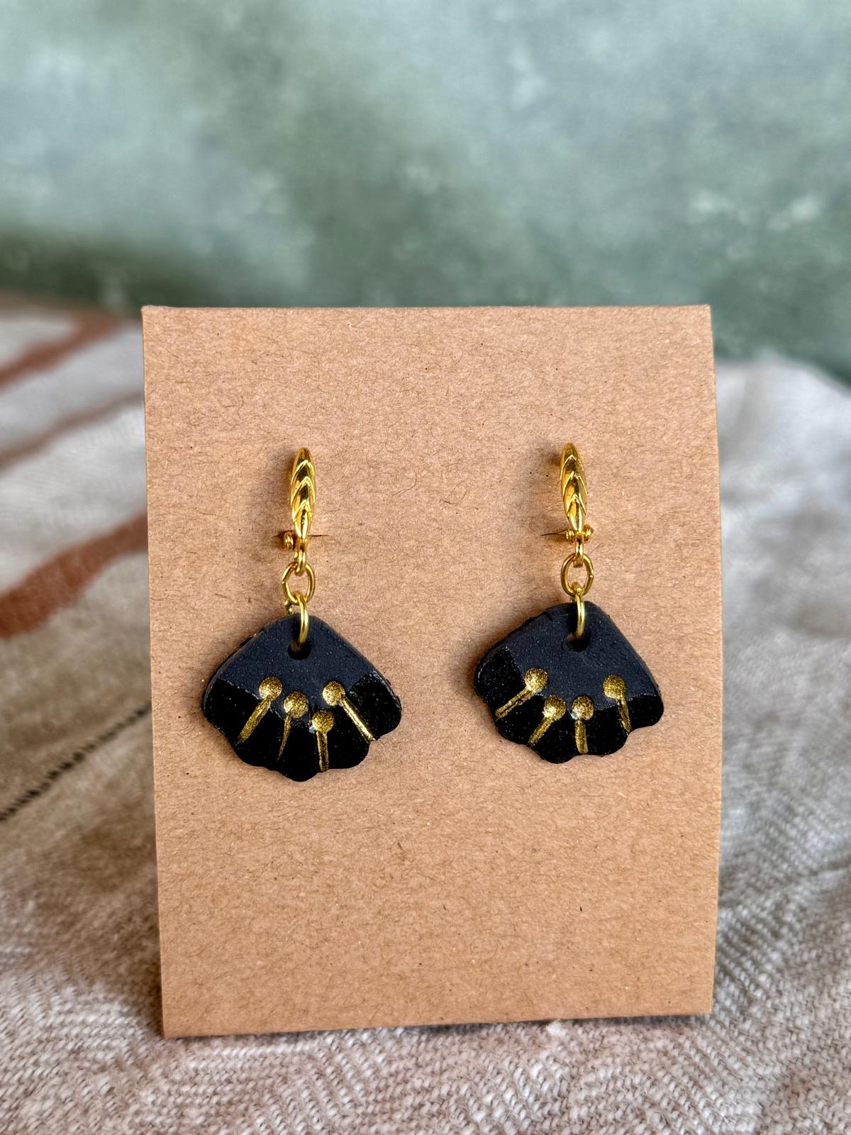 Oorring zwarte klei, schelpje met gouden details