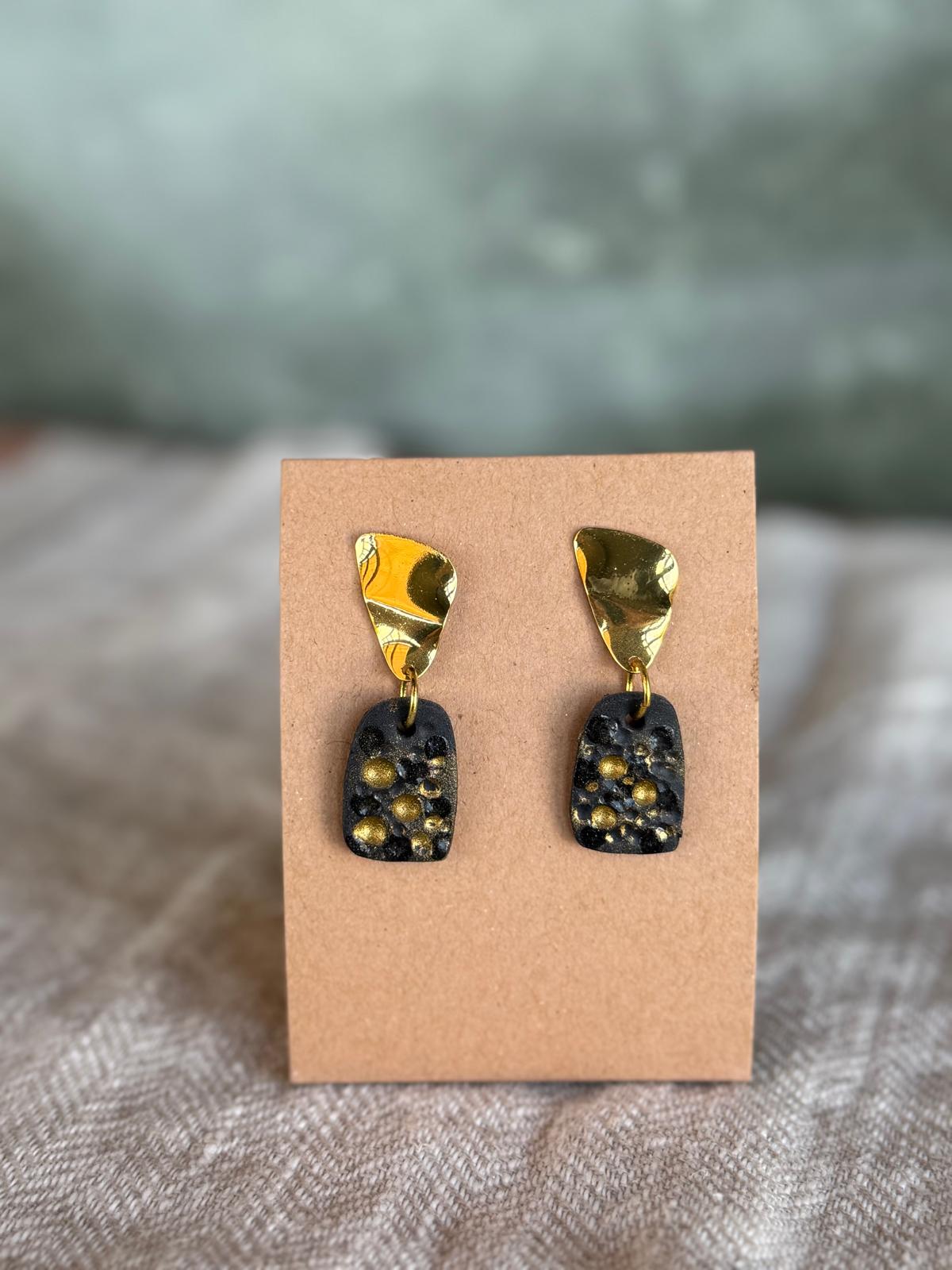 Oorring zwarte klei met deukjesstructuur