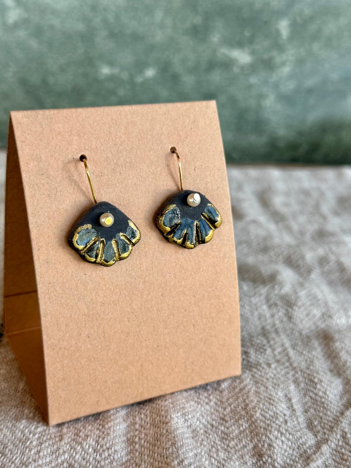 Oorring zwarte klei schelpje