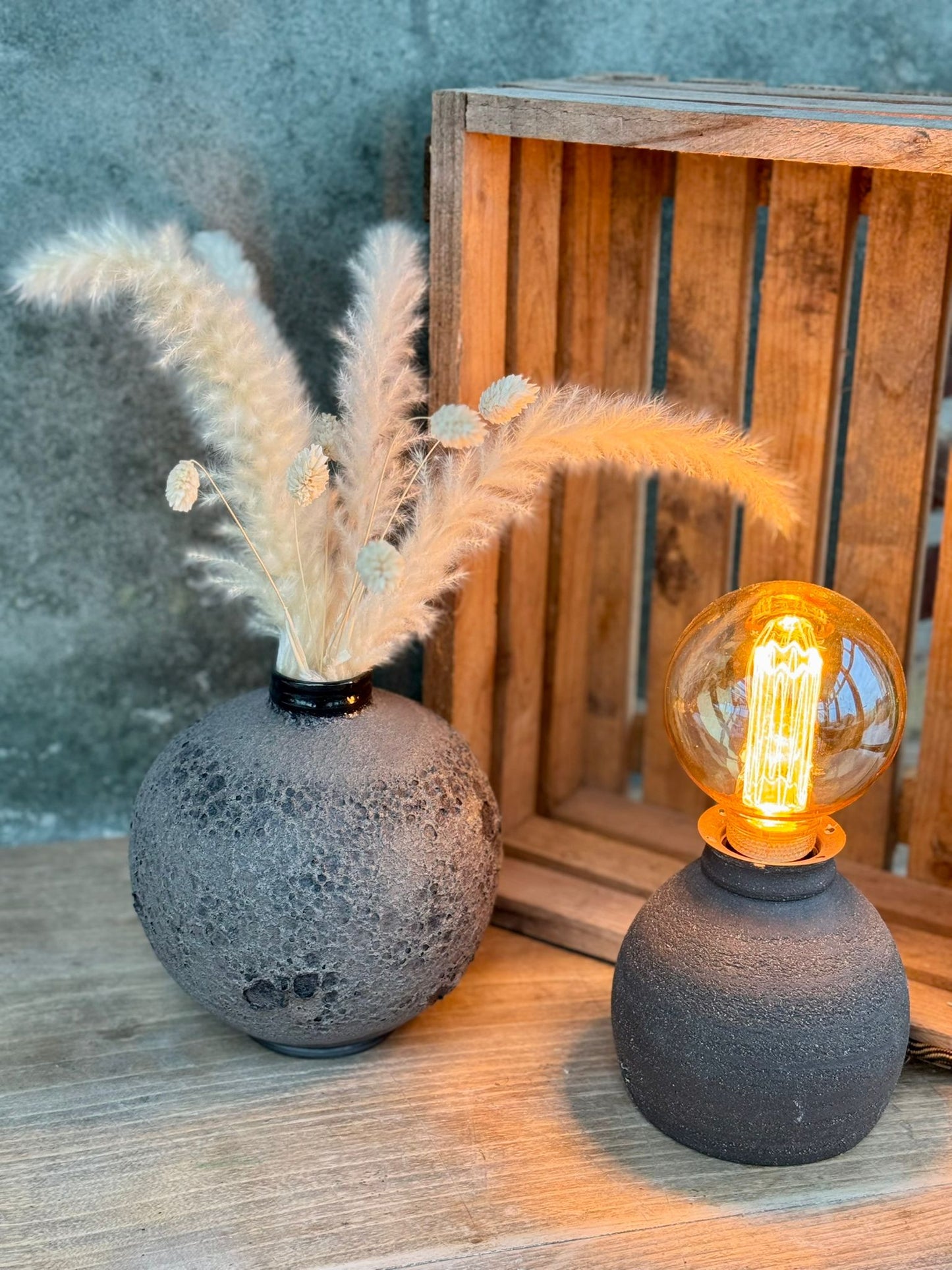 Donker gemarmerde vaas met blinkend halsje