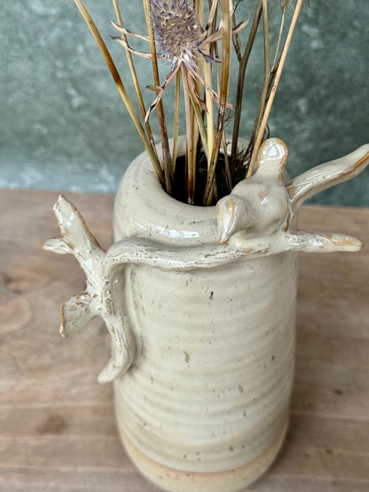 Vaas met rustend vogeltje op een takje