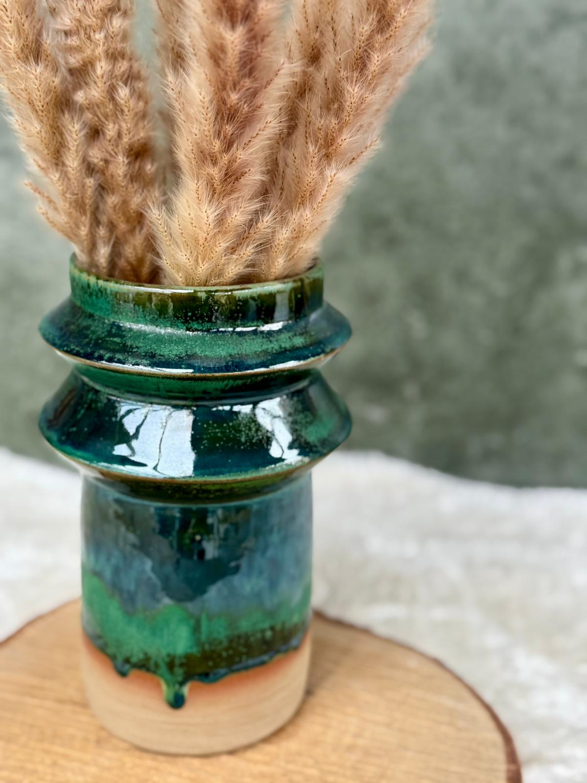 Hoge cilindervaas met strakke ribbels