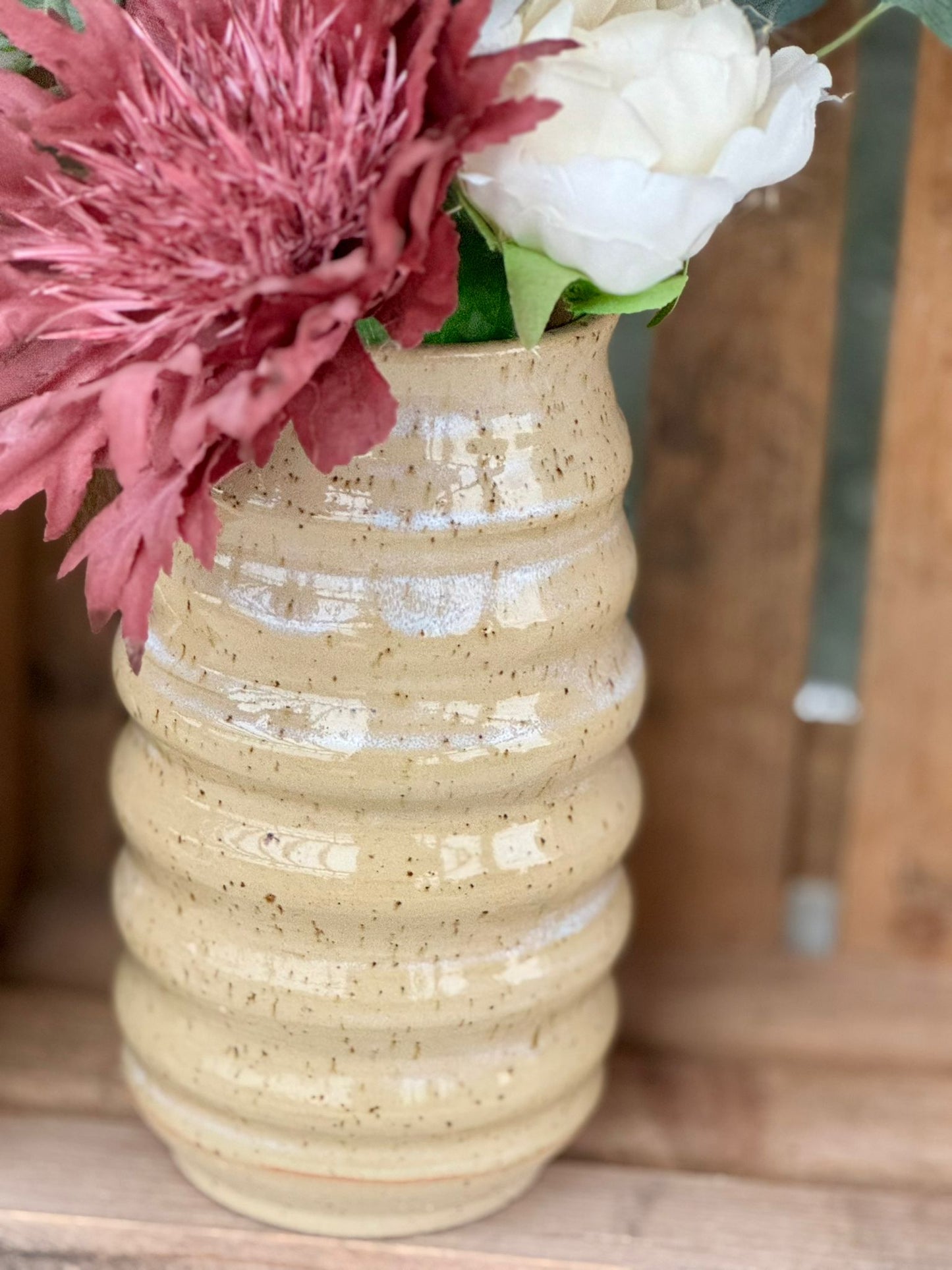 Ribbelvaas naturel met spikkeltjes