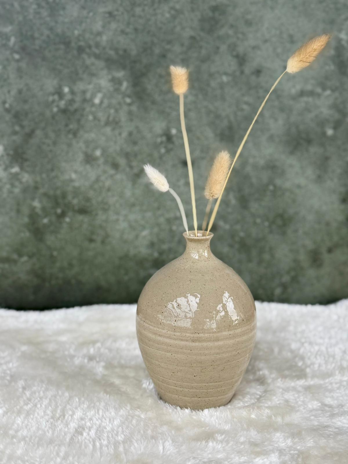 Beige vaas met spikkeltjes