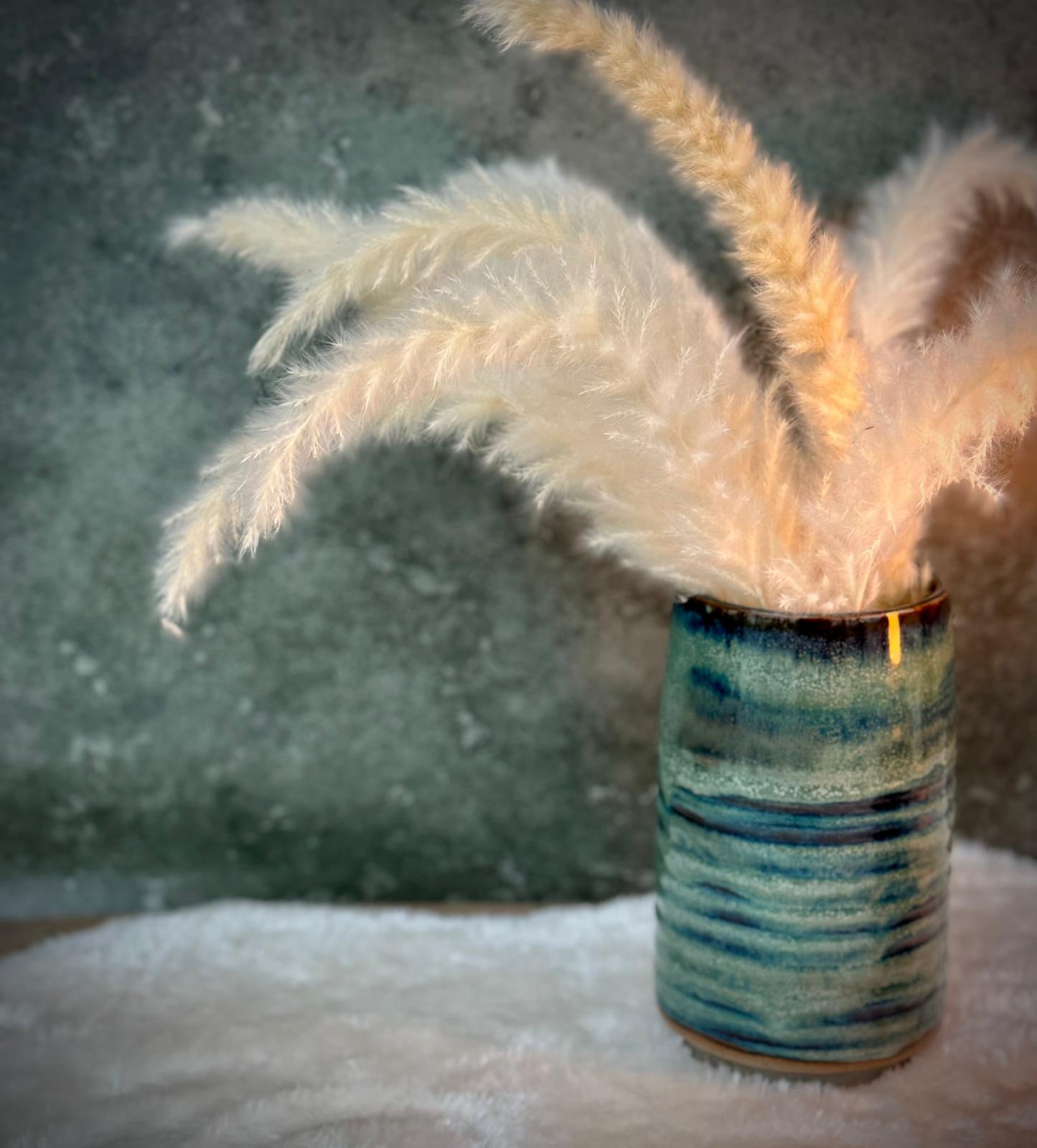 blauwe vaas met ribbels