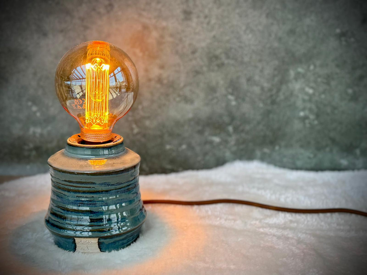 sfeerlamp met warmblauw glazuur