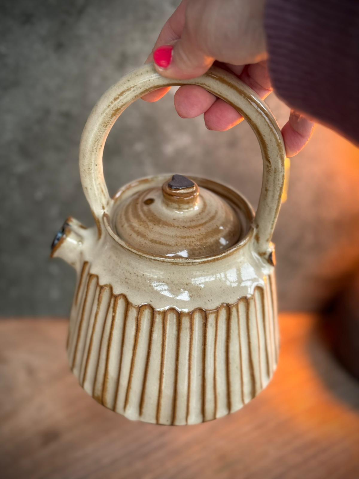 Beige hartjestheepot