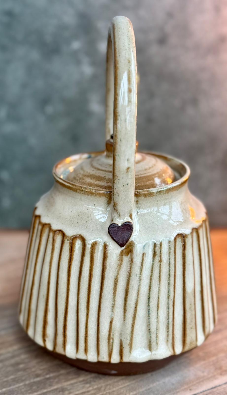 Beige hartjestheepot