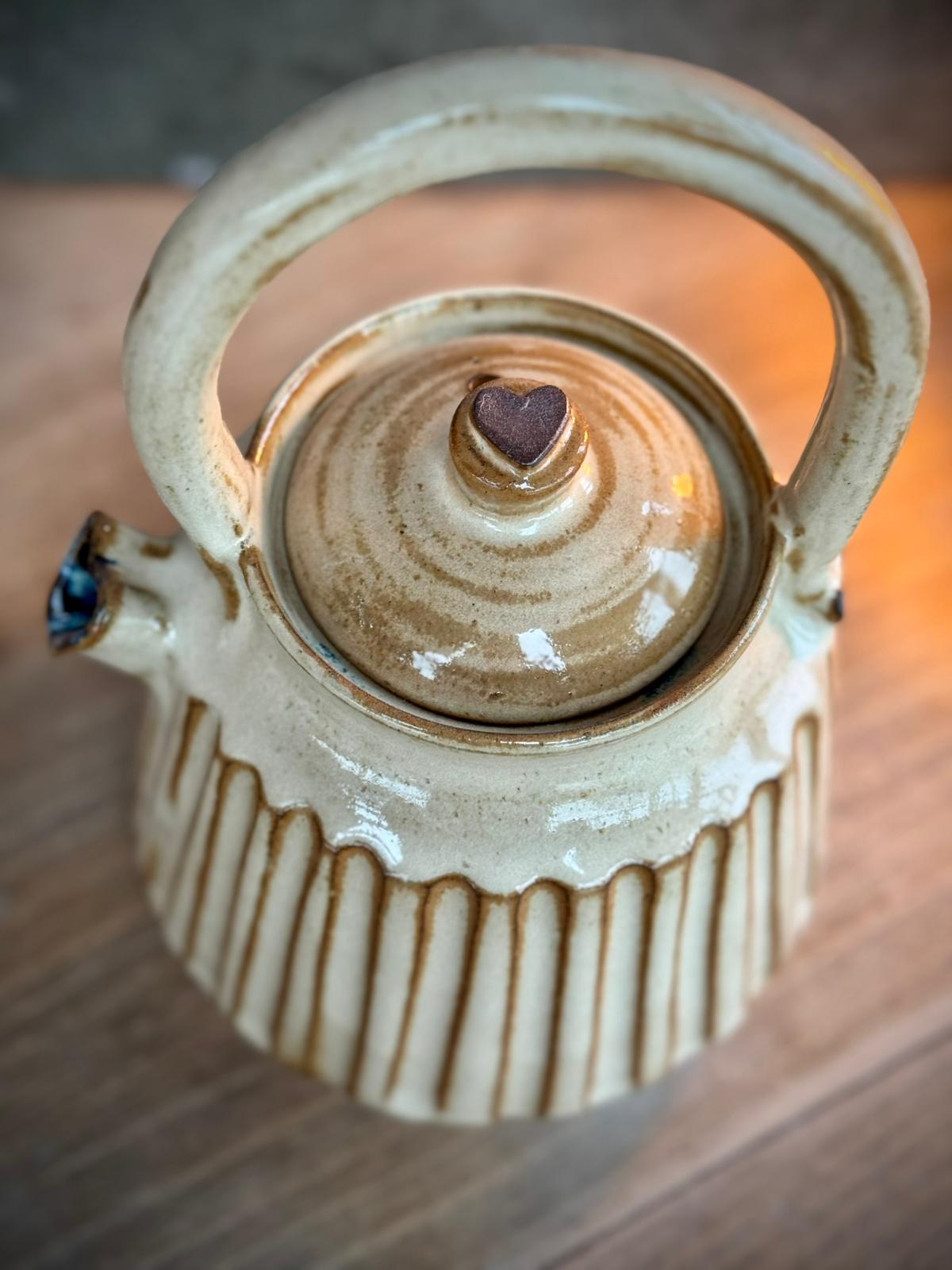 Beige hartjestheepot