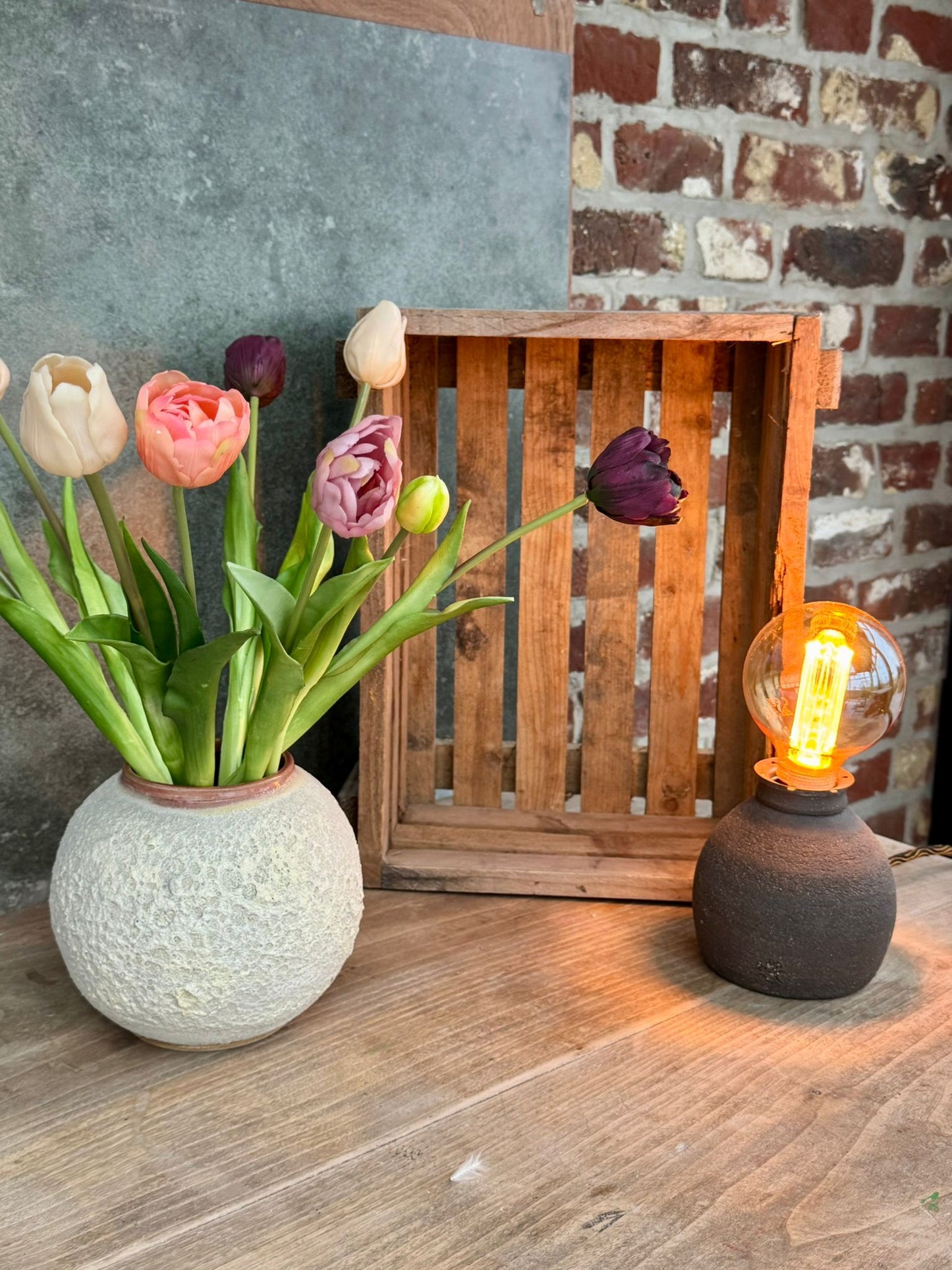 Bolle magma vaas met koraal halsje