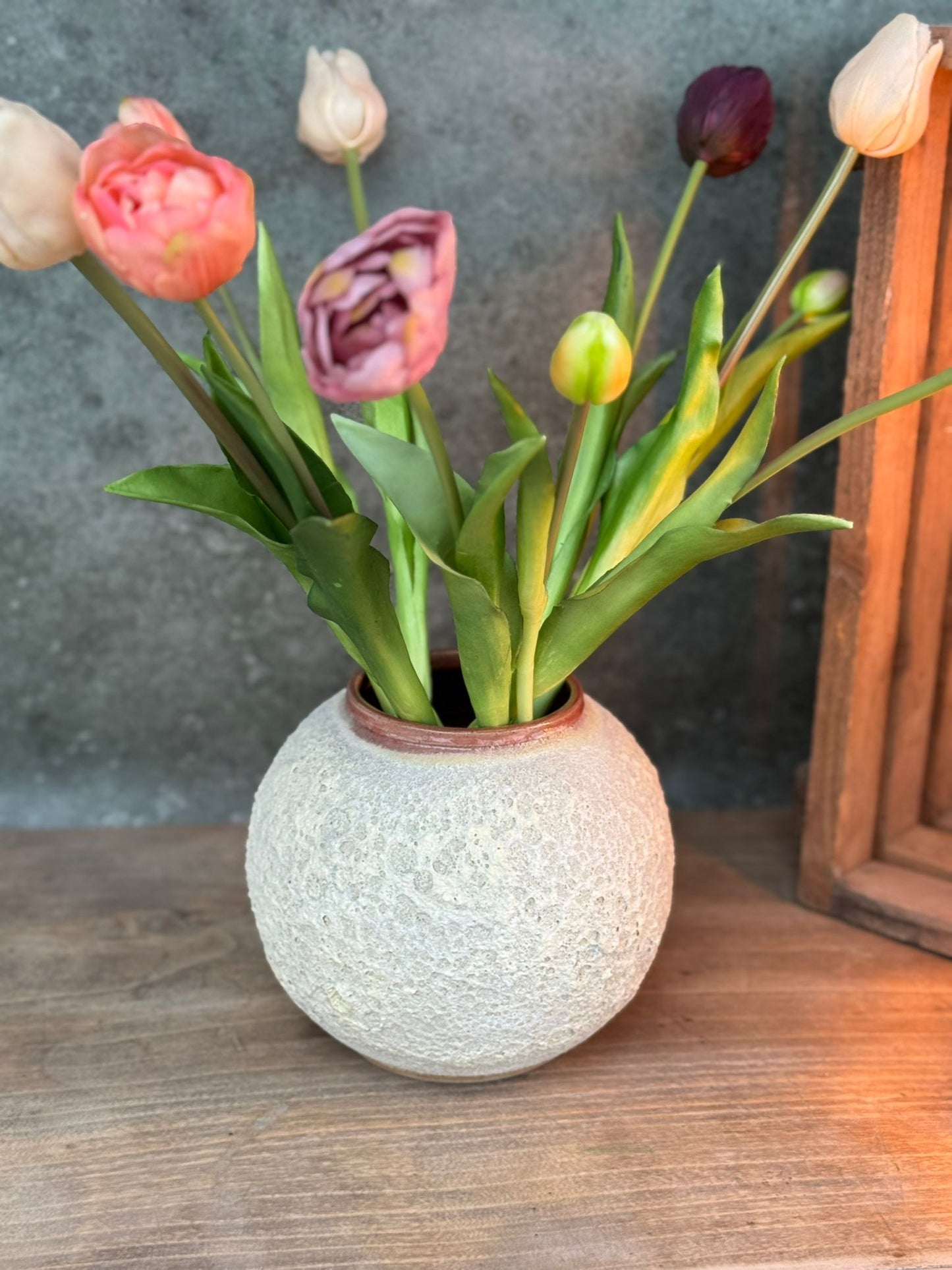 Bolle magma vaas met koraal halsje