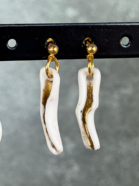 Oorring porselein staafje gouden details