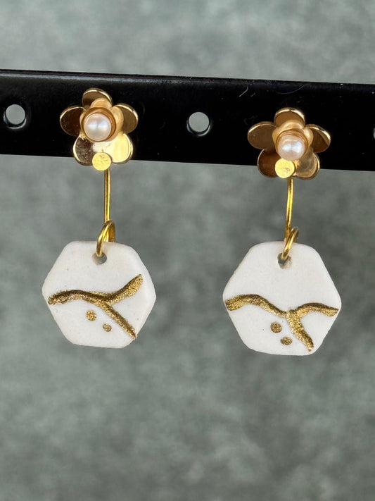 Oorring porselein zeshoek met gouden bloem