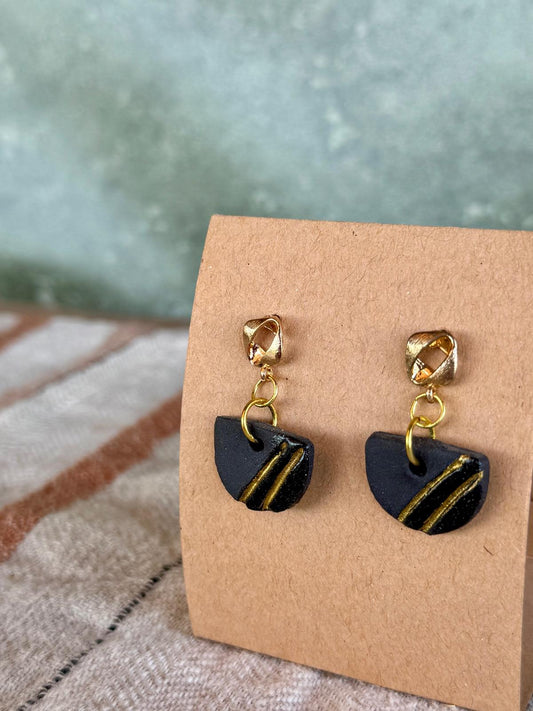 Oorring zwarte klei halve cirkel