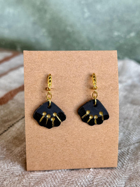 Oorring zwarte klei, schelpje met gouden details