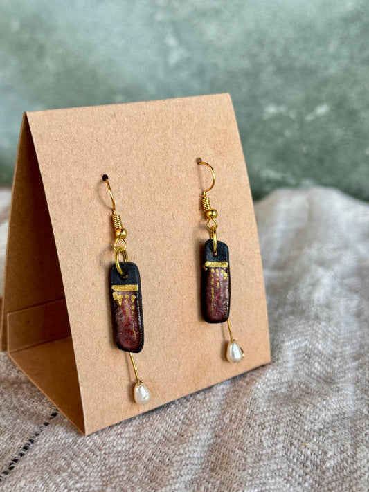 Oorring zwarte klei en speels pareltje