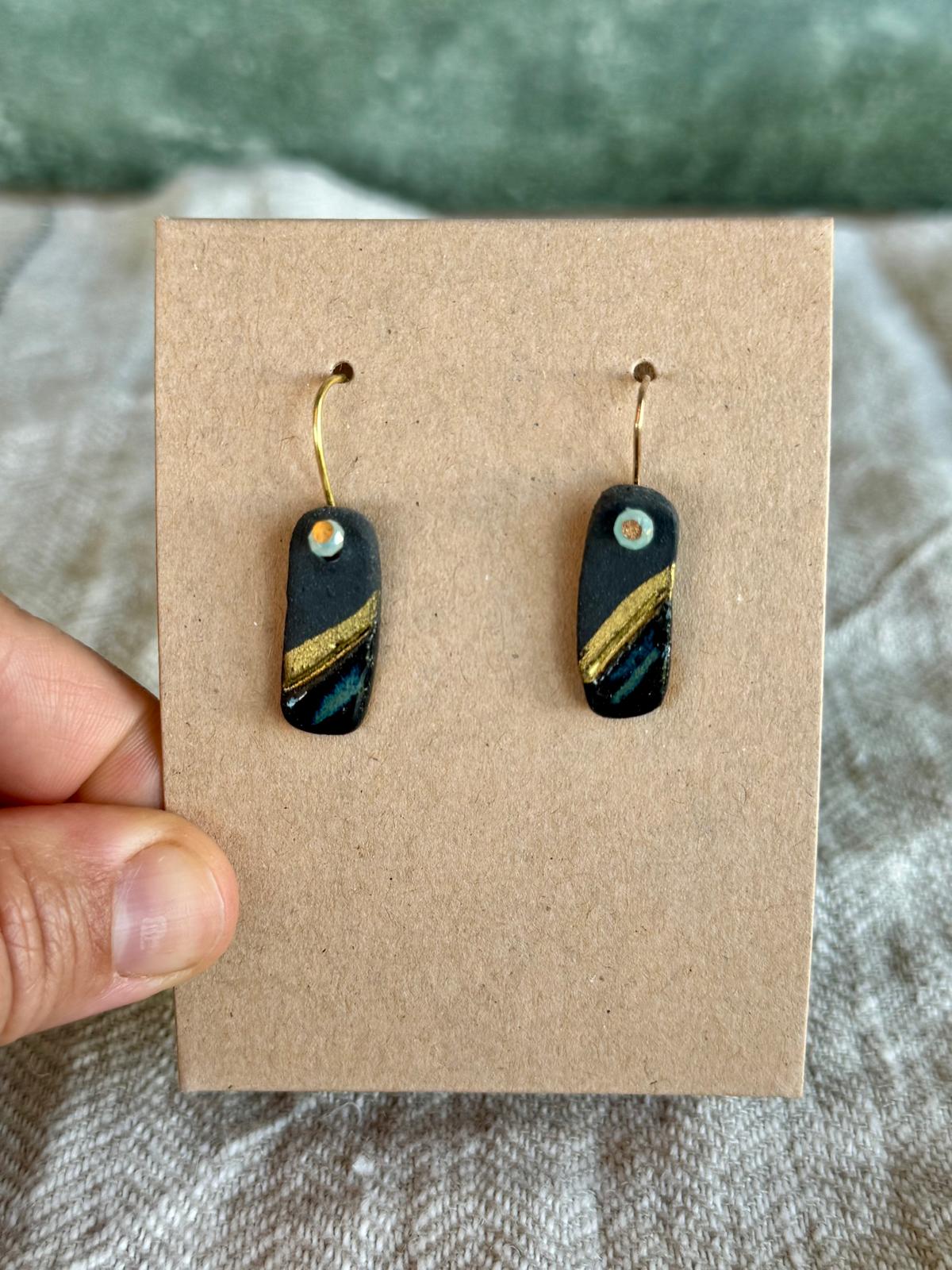 Oorring zwarte klei met goudkleurig streepje