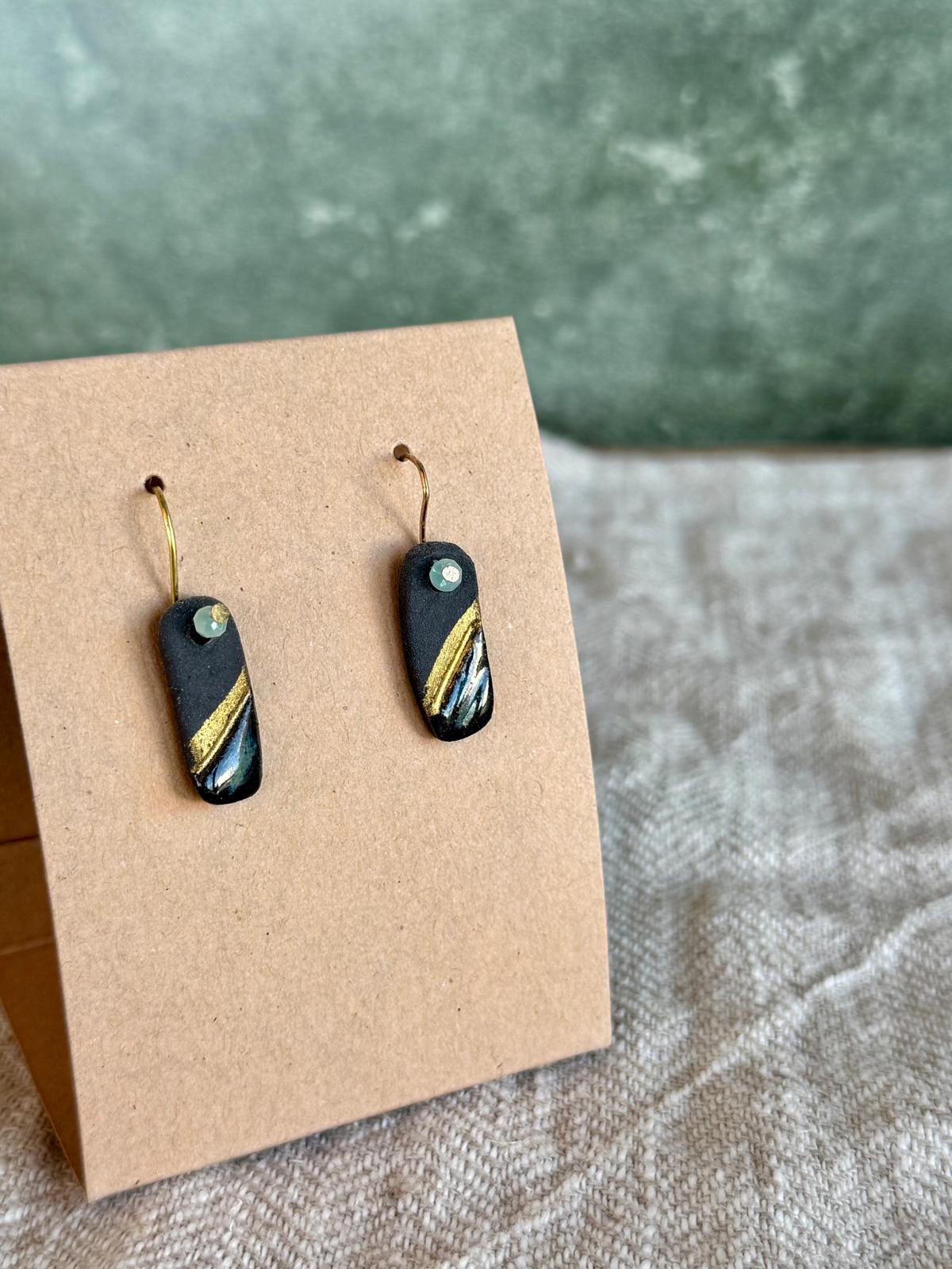 Oorring zwarte klei met goudkleurig streepje