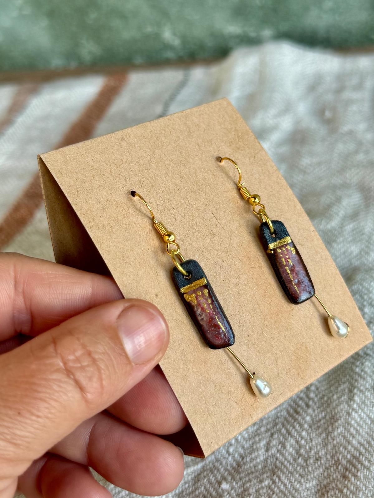 Oorring zwarte klei en speels pareltje