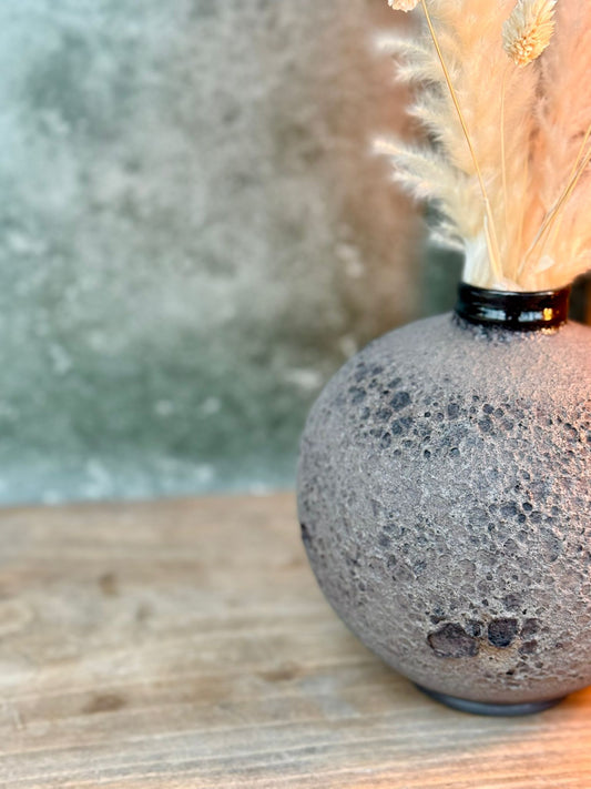 Donker gemarmerde vaas met blinkend halsje