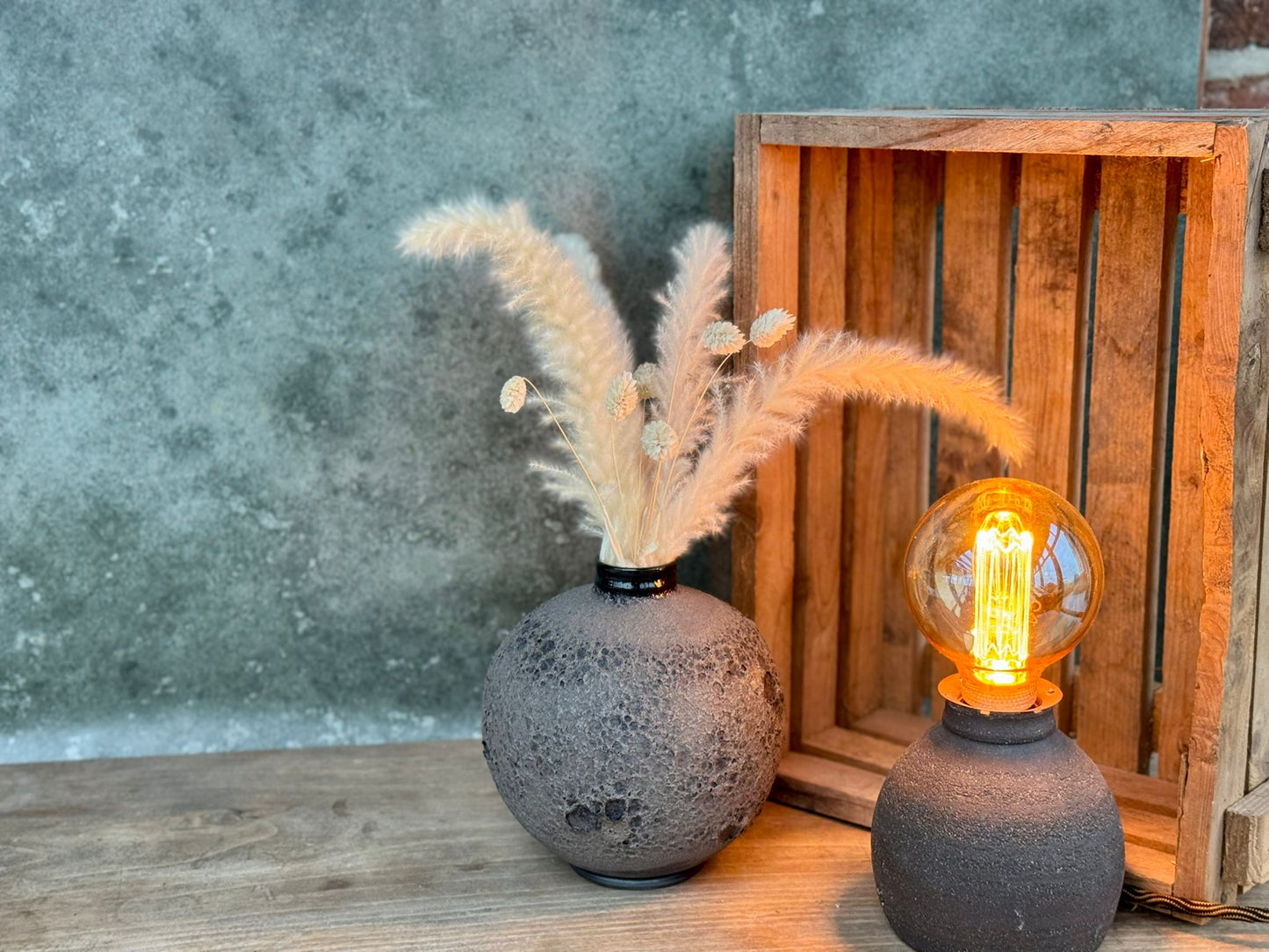 Donker gemarmerde vaas met blinkend halsje