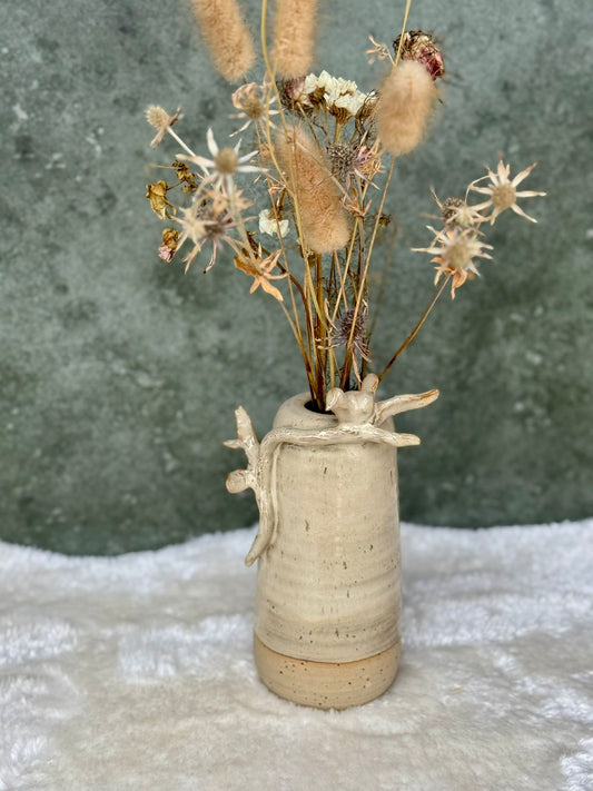 Vaas met rustend vogeltje op een takje