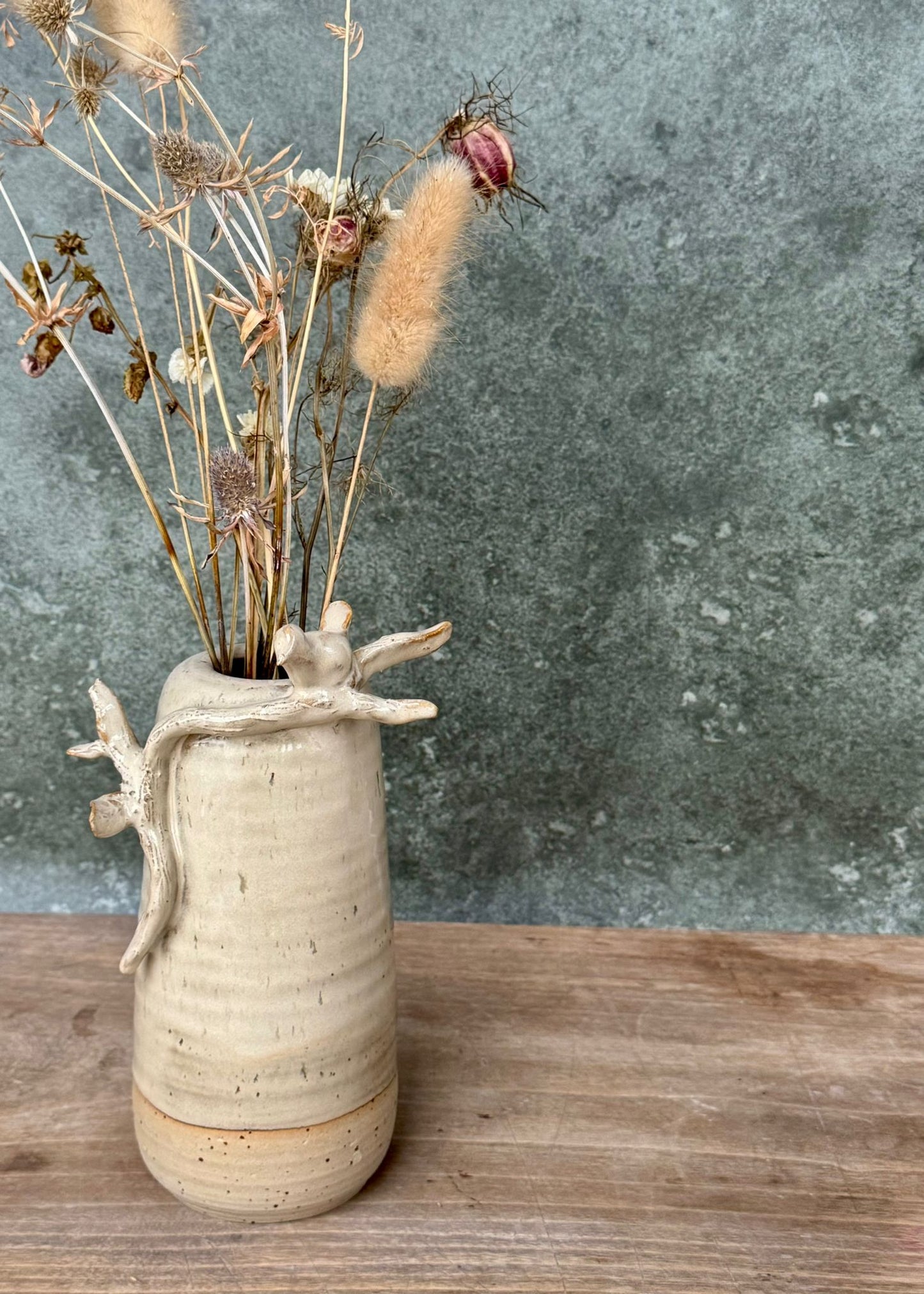 Vaas met rustend vogeltje op een takje