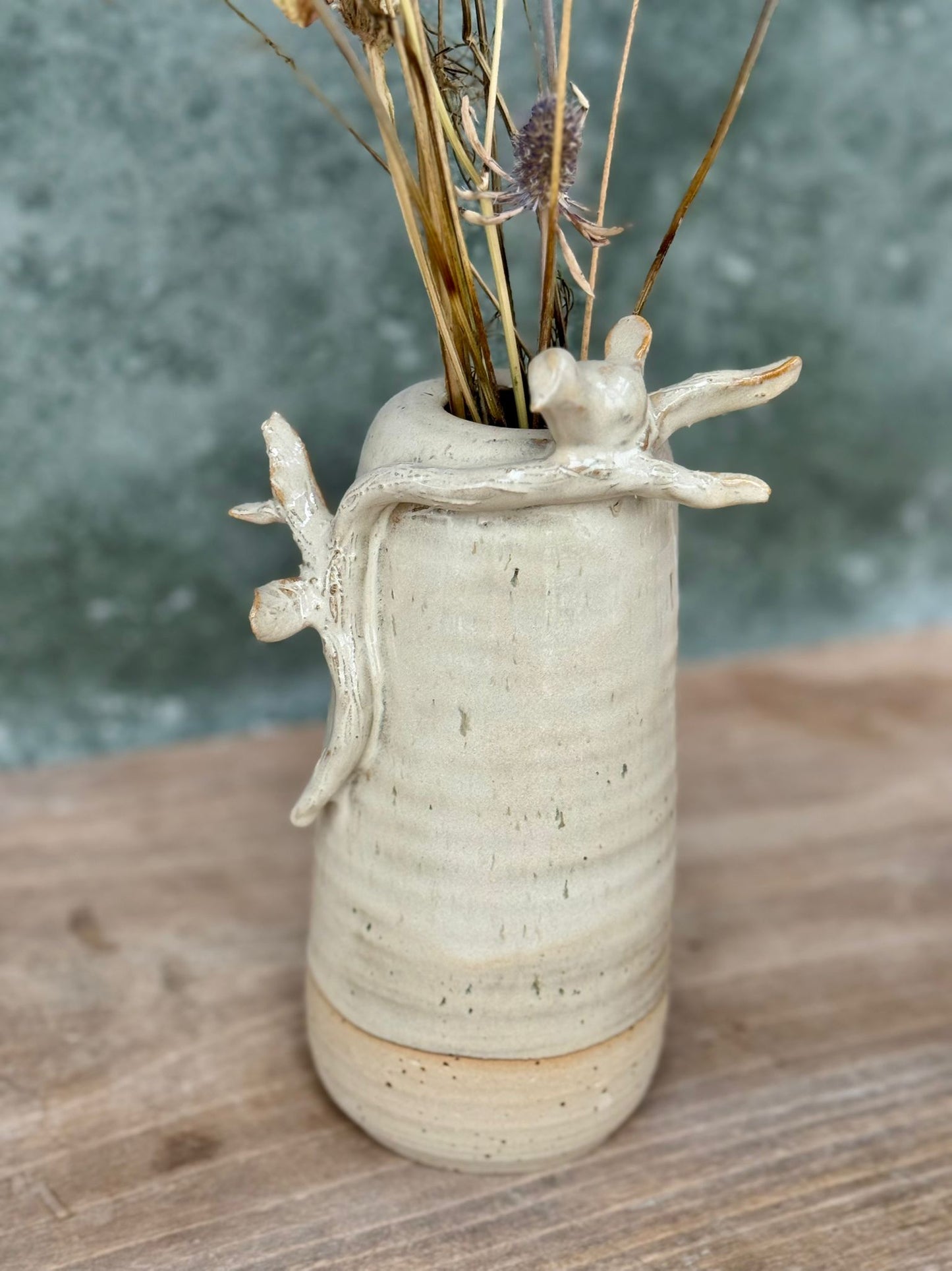 Vaas met rustend vogeltje op een takje