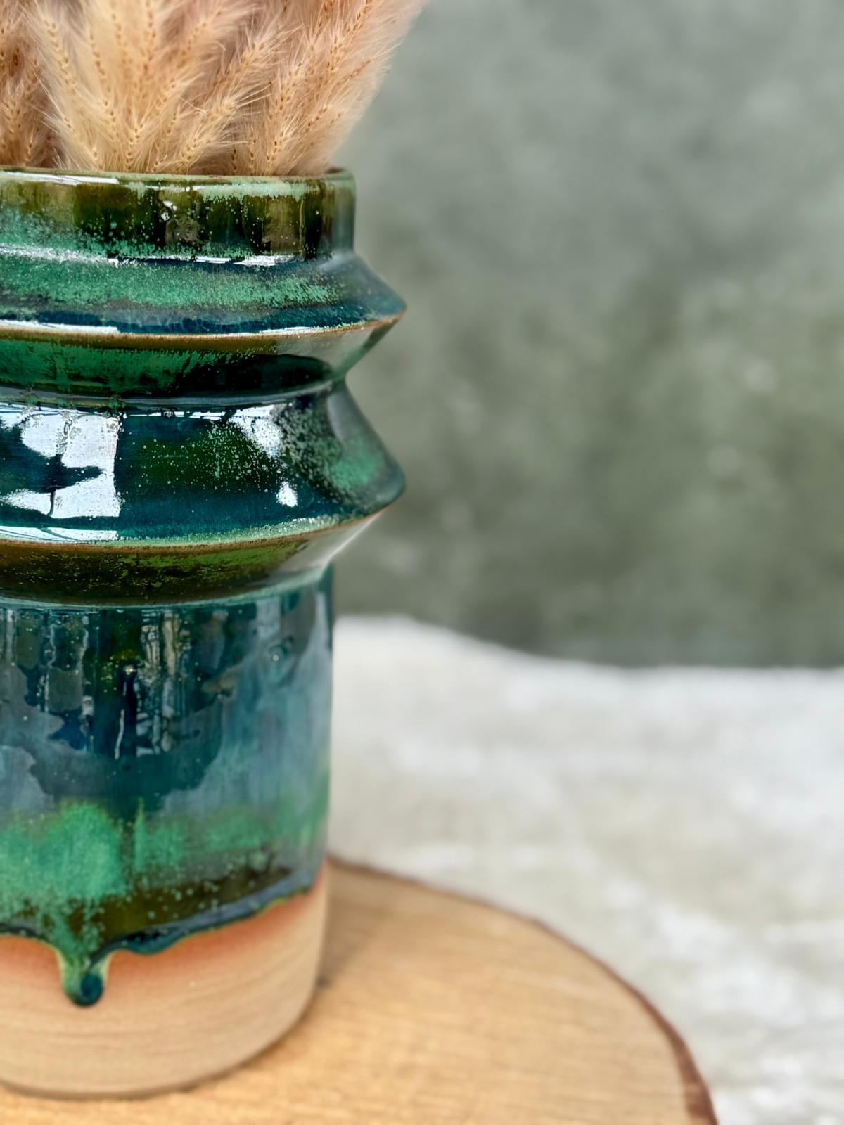 Hoge cilindervaas met strakke ribbels